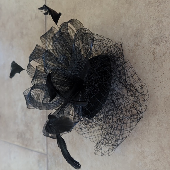 Black fascinator headpiece with veiled face - Picture 6 of 7